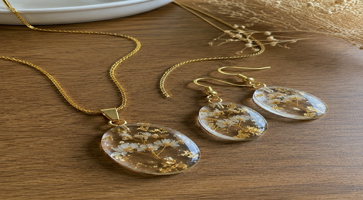colar_resina_flores_brancas_dourado_1270x700